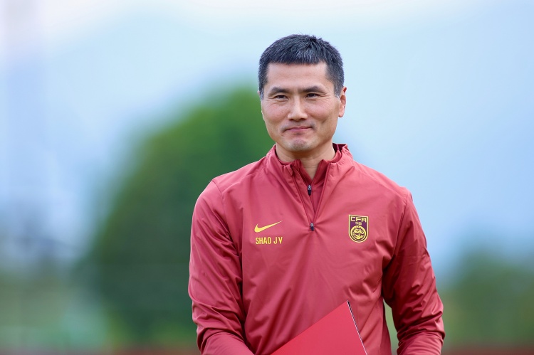 JRS直播站-北青:国足集训期间三点一线,教练组每天给球队开短会,上视频课